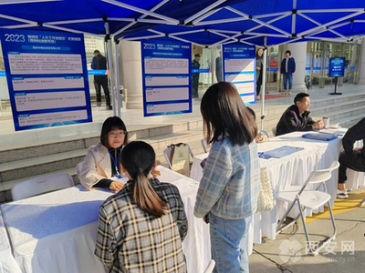 雁塔區人社局舉辦“人社工作進園區”暨公共就業創業服務驛站授牌儀式， 推動公共就業服務深入一線